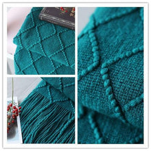 Load image into Gallery viewer, Knitted Throw Blanket With Tassels
